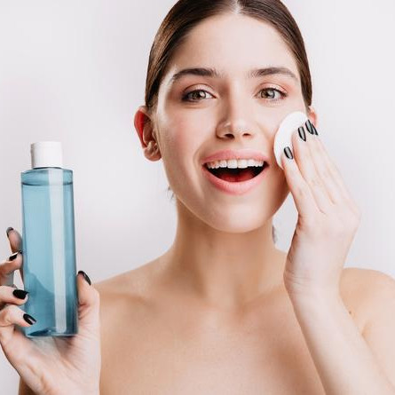 Секрет сияющей кожи: почему важно снимать макияж и правильно очищать лицо