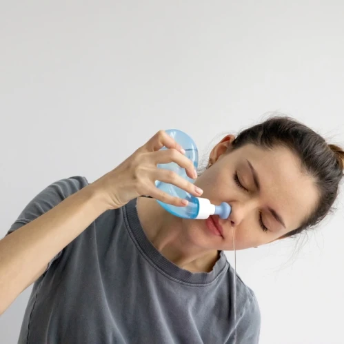 Промывание носа: Простое решение для очищения от пыли, аллергенов и слизи.