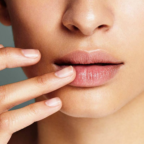 Nima uchun lablar yorilib ketadi va u bilan qanday kurashish kerak