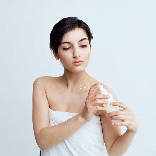 Quruq teri uchun tana suti: hidratsiya, qulaylik va tabiiy porlash manbai