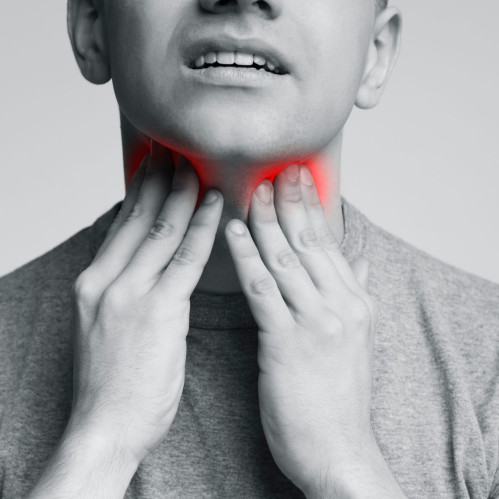 Bolalardagi tomoq og'rig'i: alomatlar, sabablar va kurashish usullari