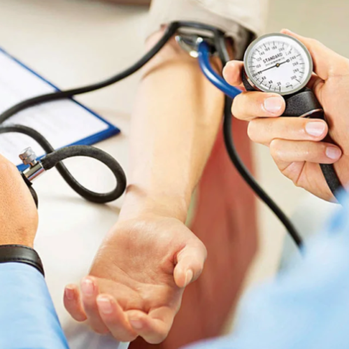 "Как справиться с повышенным давлением: причины, последствия и эффективные способы лечения"