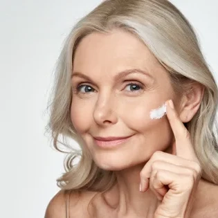 Oddiy va aralash teri uchun qarishga qarshi vosita: g'amxo'rlik va samaradorlik uyg'unligi