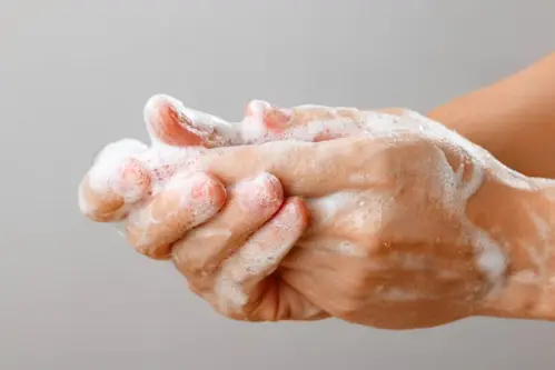 AURA romashka antibakterial suyuq sovun 300 ml: bu mahsulot nima va uni qanday ishlatish kerak