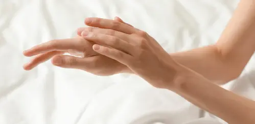 Aura Beauty oziqlantiruvchi D-pantenol qo'l kremi nima yordam beradi? Tarkibi, xususiyatlari va parvarish xususiyatlari