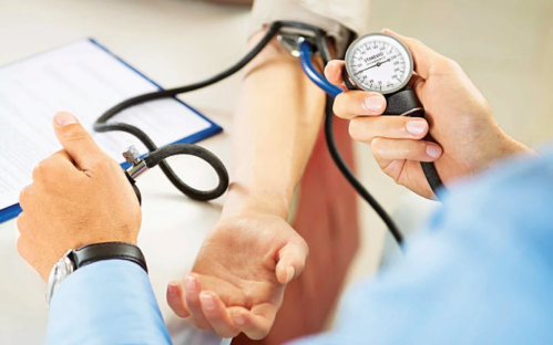 "Как справиться с повышенным давлением: причины, последствия и эффективные способы лечения"