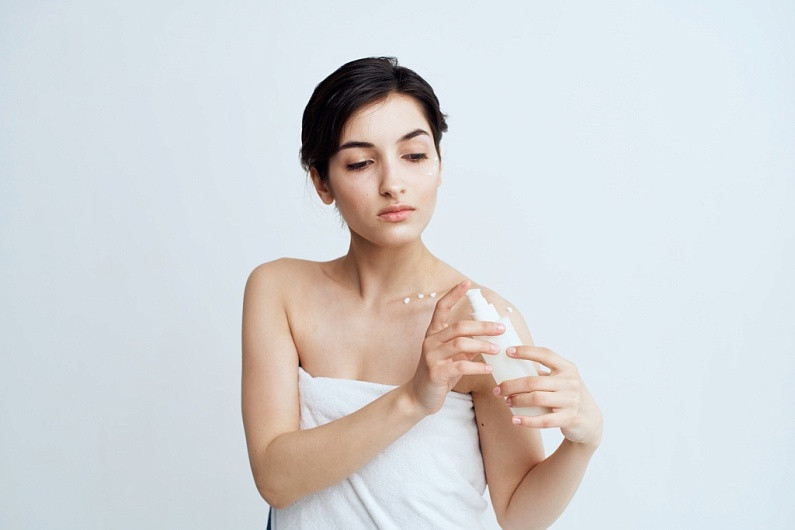 Quruq teri uchun tana suti: hidratsiya, qulaylik va tabiiy porlash manbai