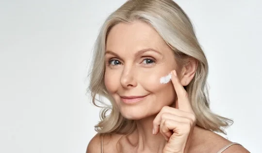 Oddiy va aralash teri uchun qarishga qarshi vosita: g'amxo'rlik va samaradorlik uyg'unligi