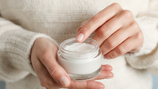 Bir tekis teri rangi: kremlar dog'lar va akne izlariga qanday yordam beradi