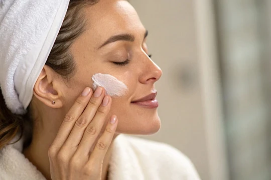 Gialuron yuz jeli: u qanday ishlaydi va nima uchun kerak.