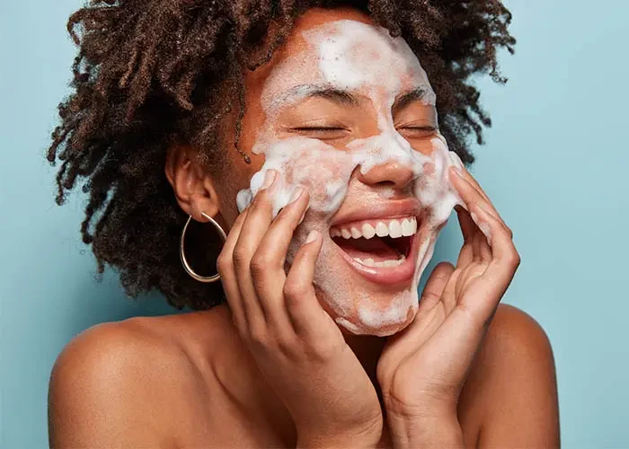 Terini oqilona parvarish qilish: yuzni namlovchi emulsiya haqida hamma narsa